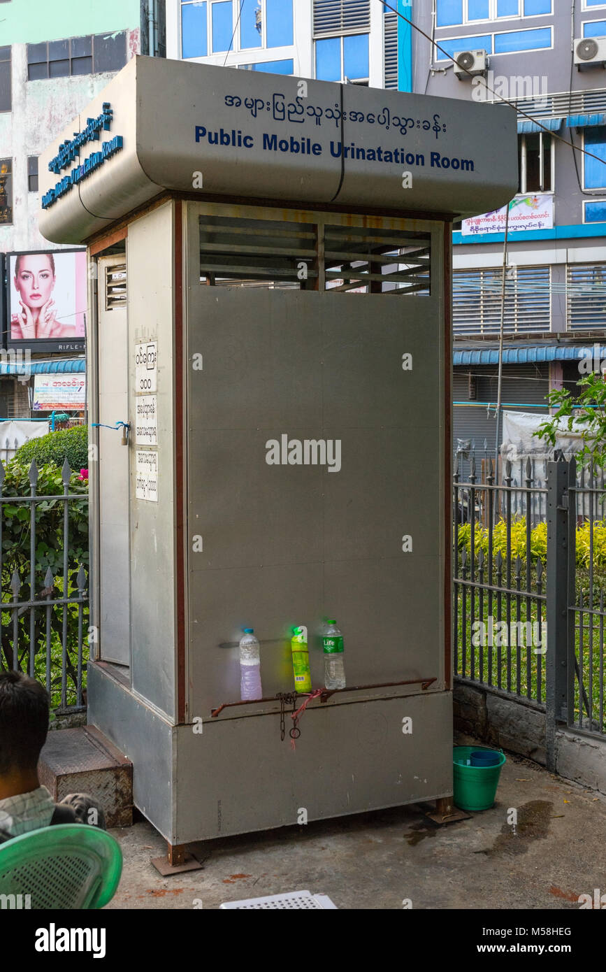 Toilettes publiques à Yangon, Myanmar (Birmanie) Banque D'Images