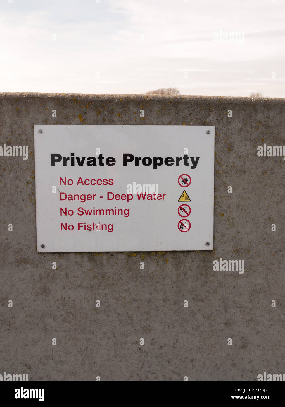 La propriété privée signe sur gray sea wall barricade pas de permission ; Essex ; Angleterre ; uk Banque D'Images