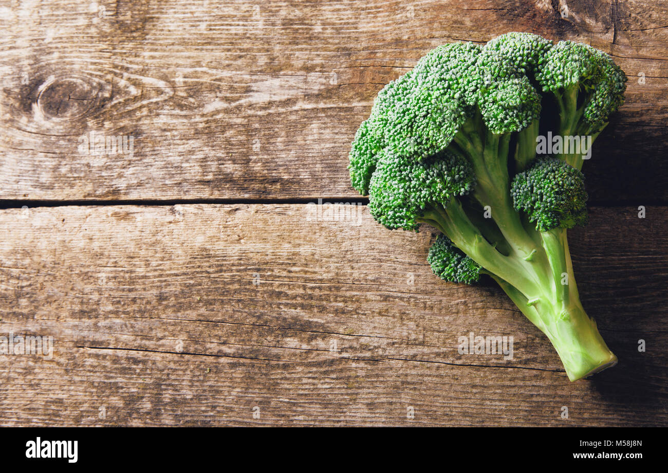 Le brocoli sur table en bois, des légumes Banque D'Images