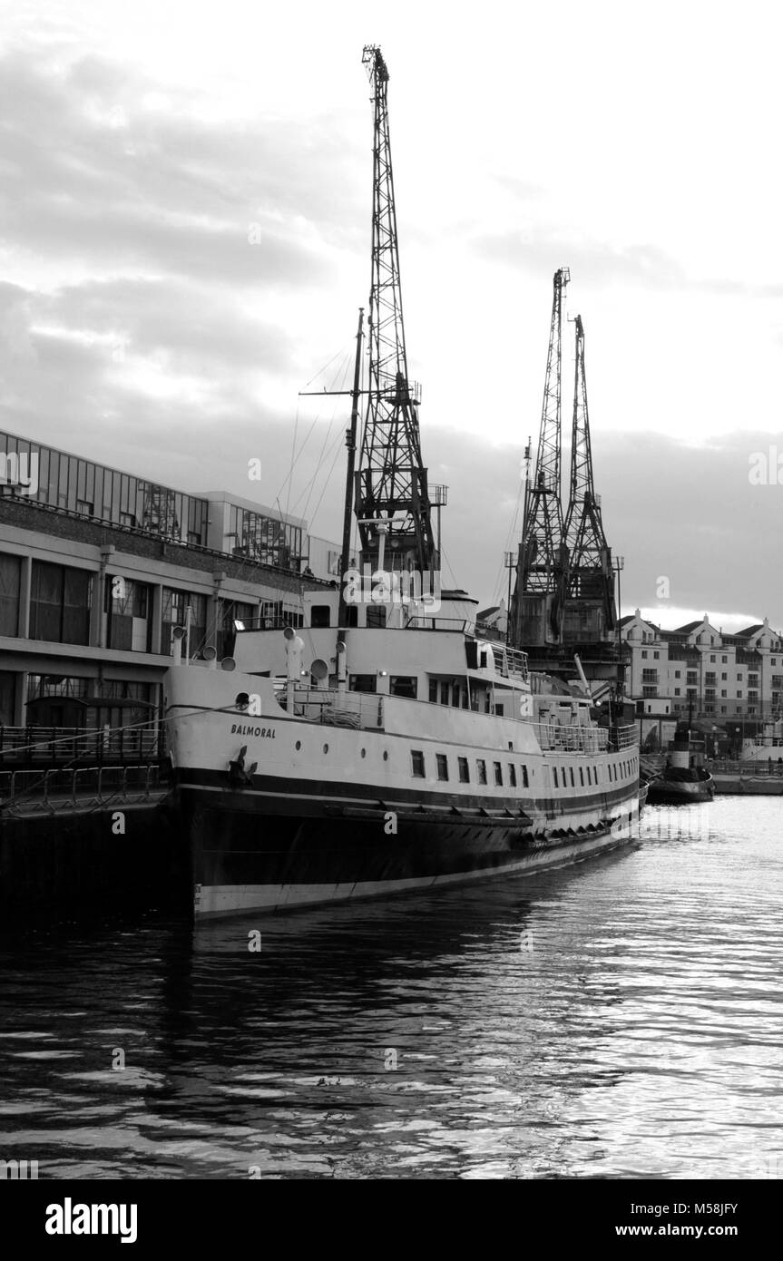 MV 'Balmoral' par le M amarré à quai, Shed Wapping avec Stothert & Pitt grues électriques en arrière-plan, le port de Bristol, Royaume-Uni. Banque D'Images