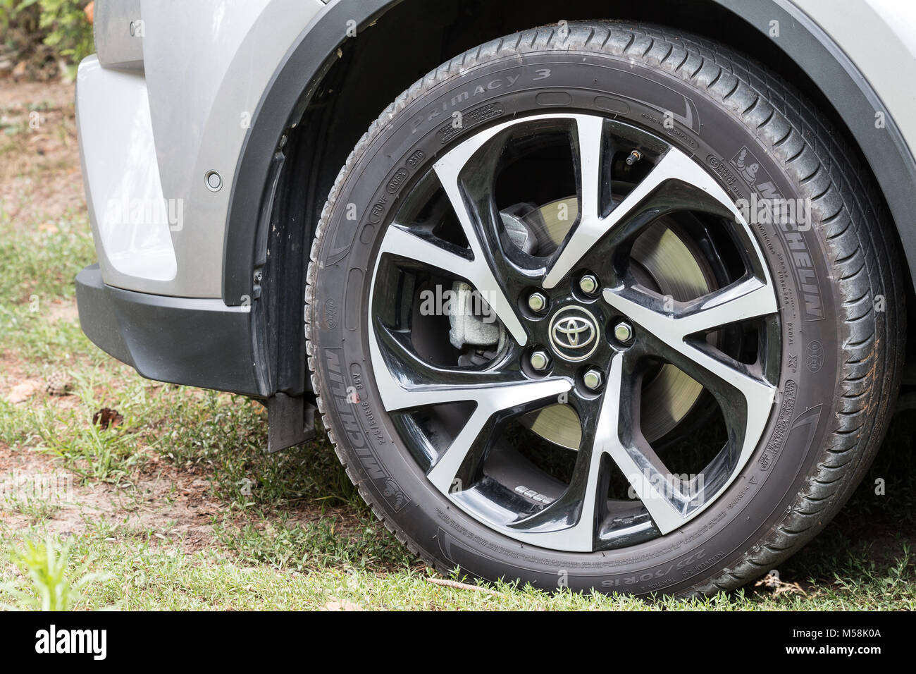 Concept photo de jantes et pneus de voiture croisé moderne - Toyota CH-R  Photo Stock - Alamy