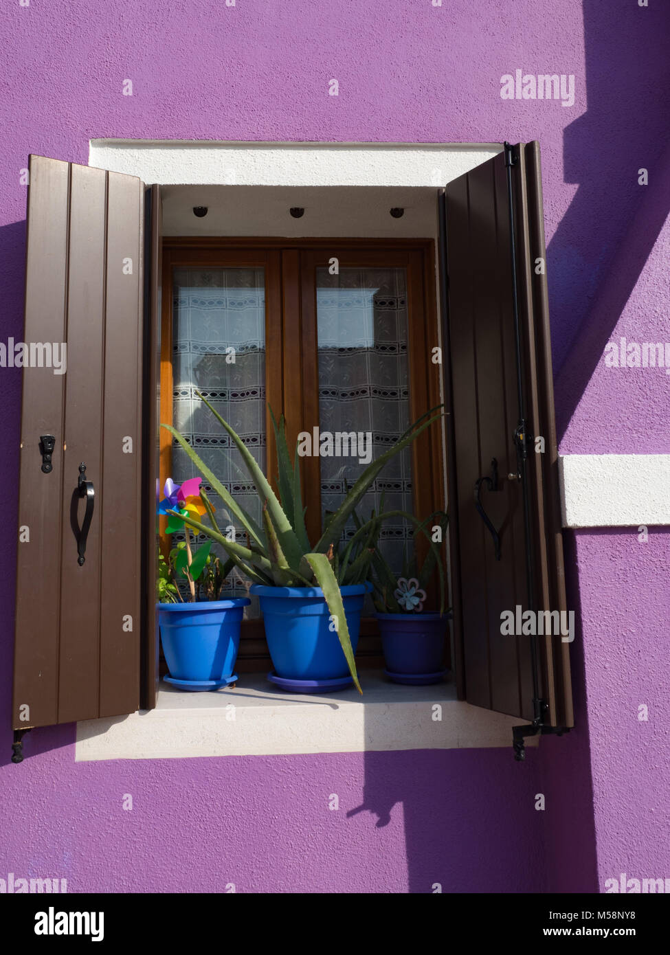 Fenêtre ouverte sur les volets à Burano italie maison pourpre Banque D'Images