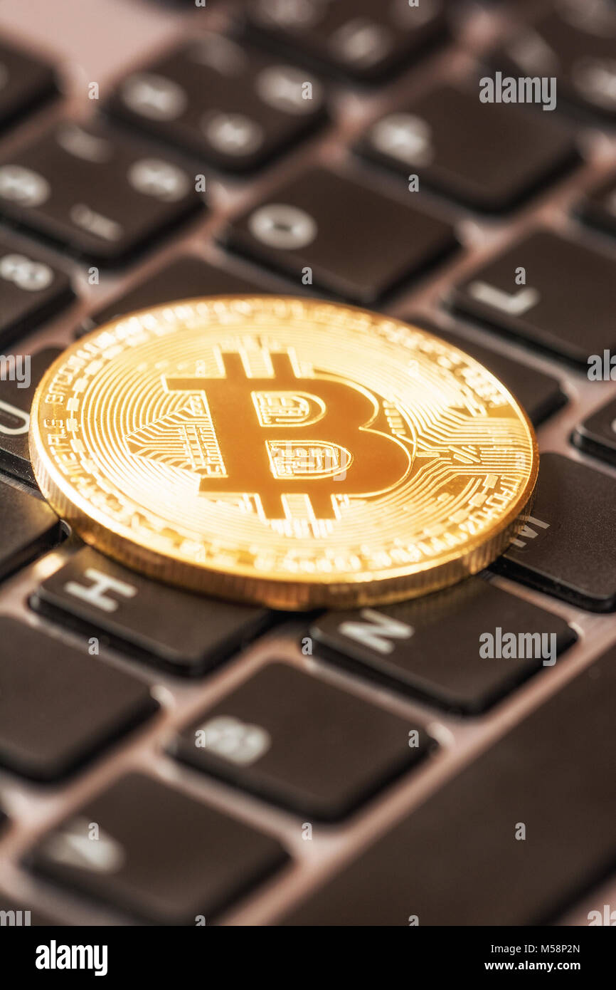 Des pièces d'or devise crypto et clavier bitcoin Banque D'Images