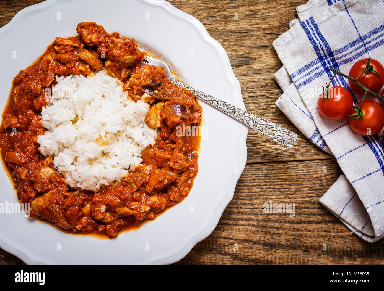 La cuisine indienne traditionnelle. Tikka masala épicé avec du riz sur la table en bois Vue de dessus Banque D'Images