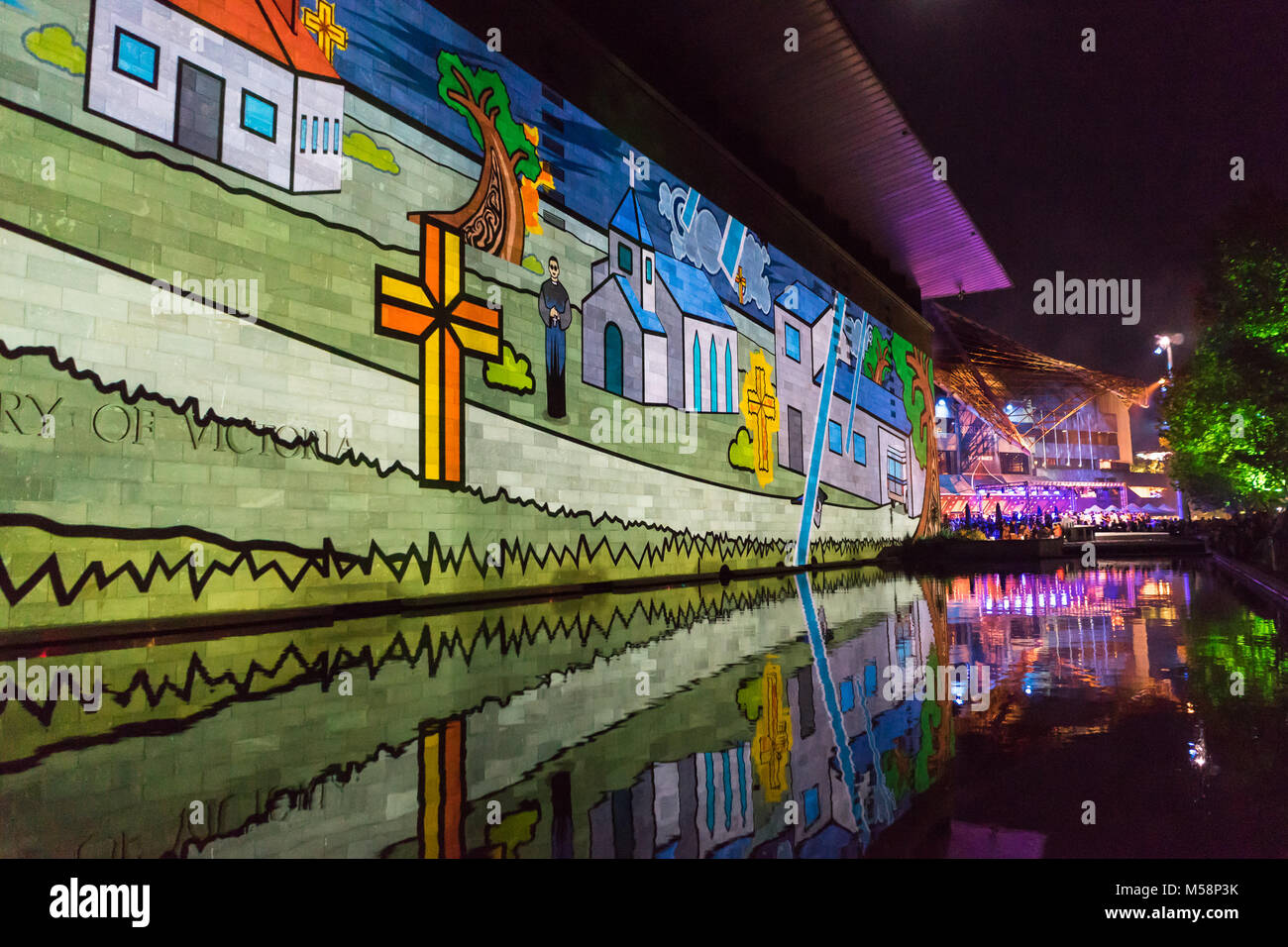 Melbourne, Australie - 21 févr. 2016 : l'assemblée annuelle de l'événement Nuit Blanche - projection colorée sur le mur de la Galerie nationale de Victoria Banque D'Images