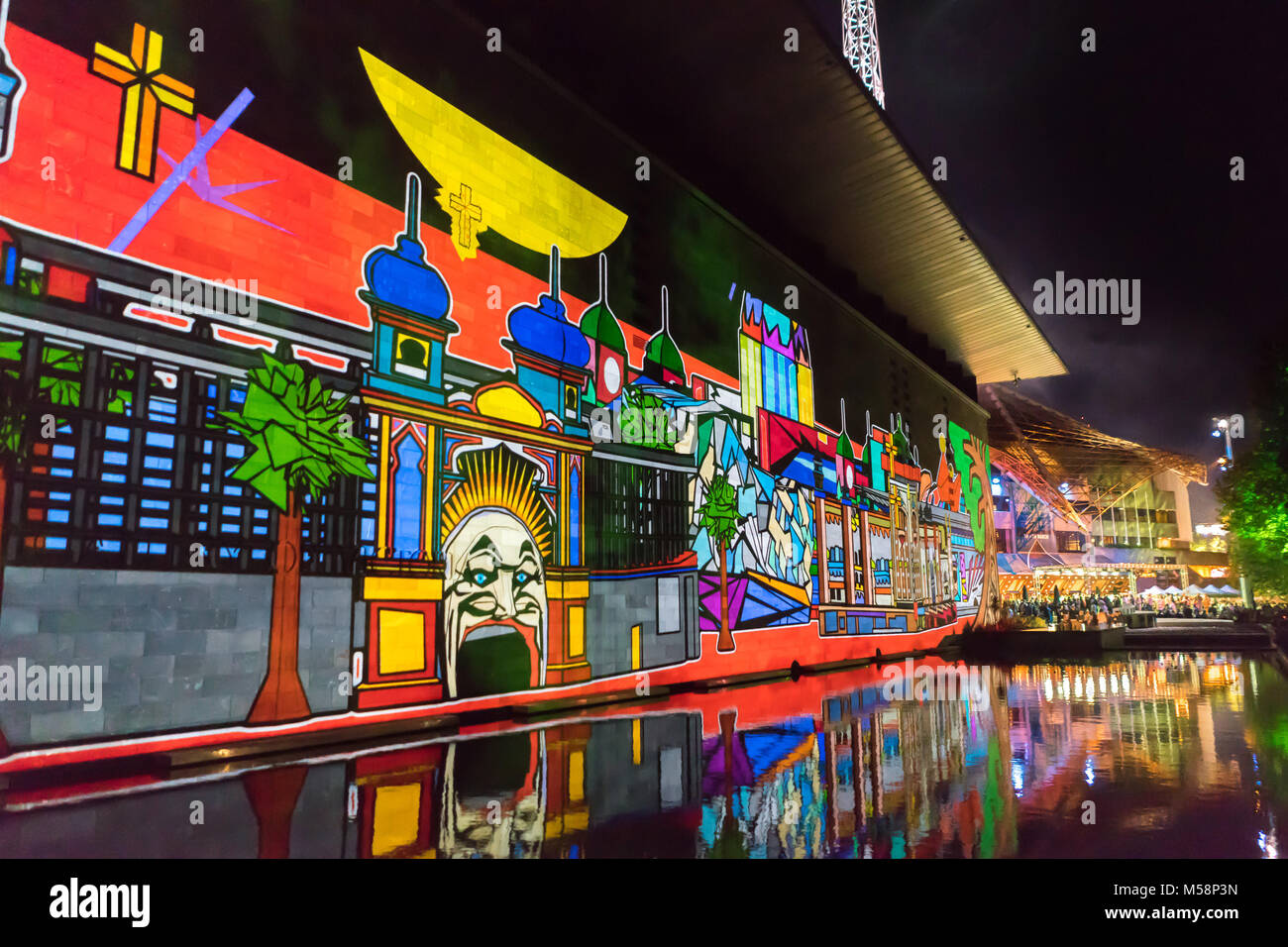 Melbourne, Australie - 21 févr. 2016 : l'assemblée annuelle de l'événement Nuit Blanche - projection colorée sur le mur de la Galerie nationale de Victoria Banque D'Images