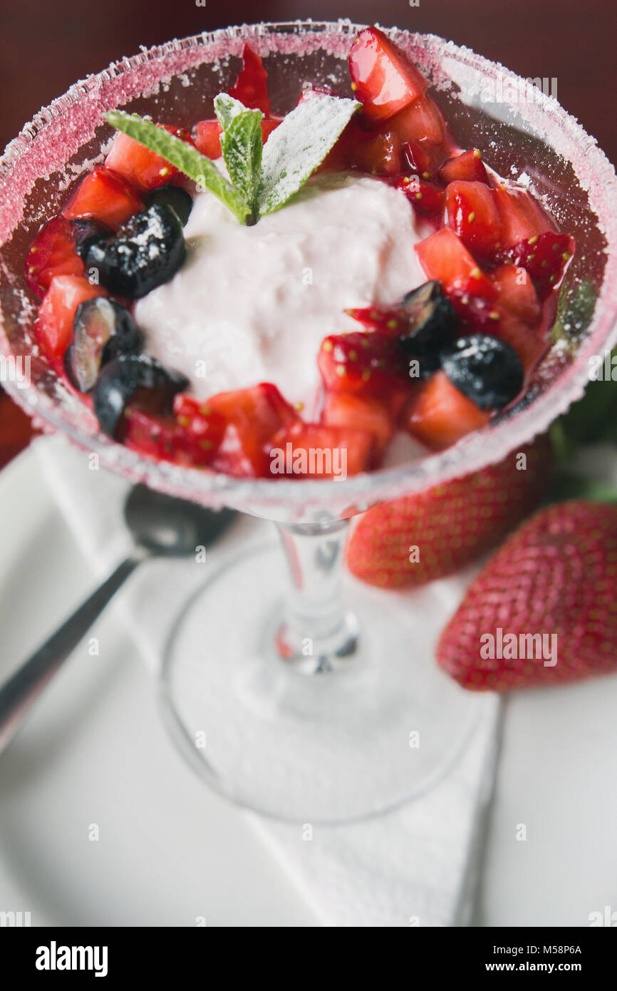Fromage blanc frais avec de petits fruits juteux framboises, petit