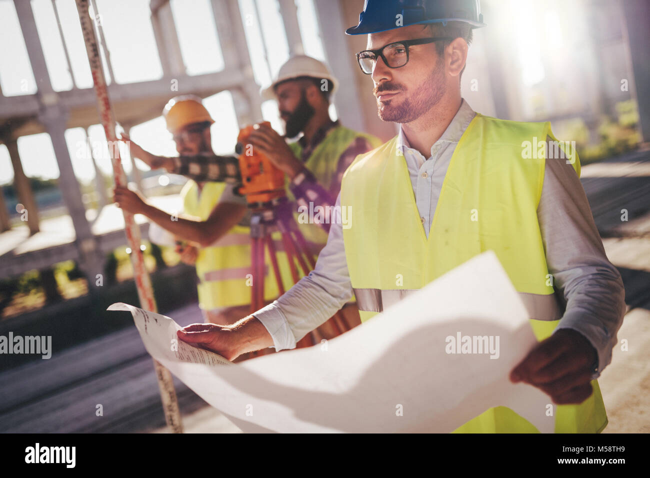 Photo de la construction ingénieur travaillant sur chantier Banque D'Images