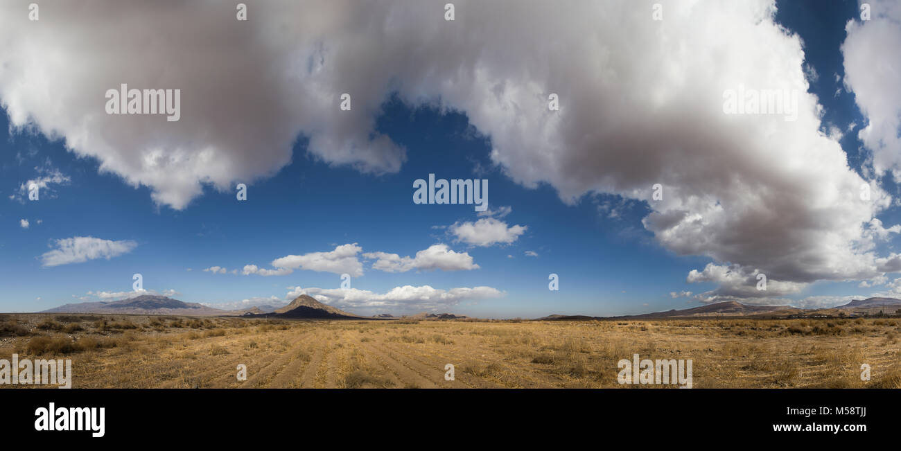 D'énormes nuages dans la plaine Banque D'Images