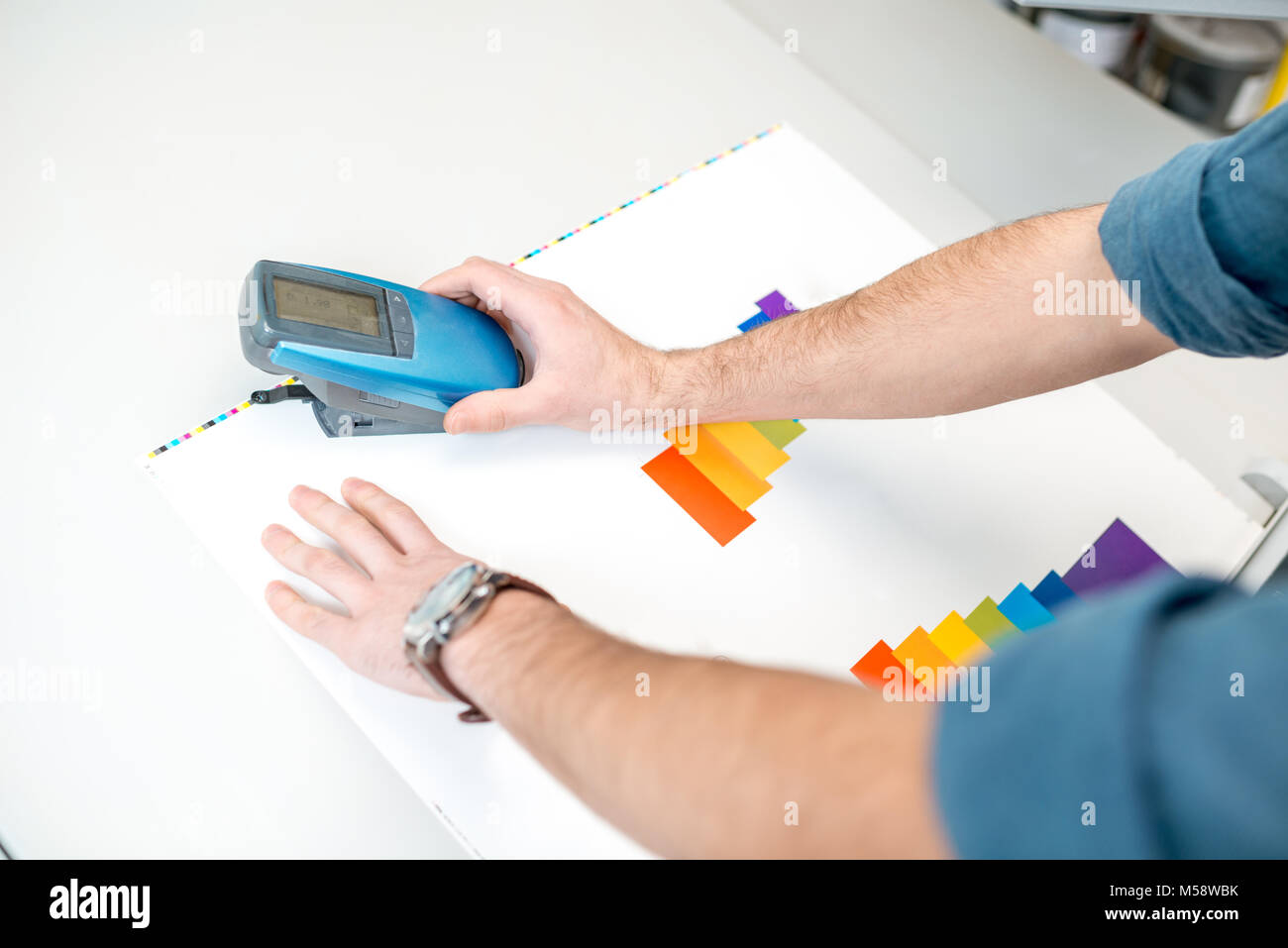 Mesure des couleurs avec l'outil spectromètre Banque D'Images