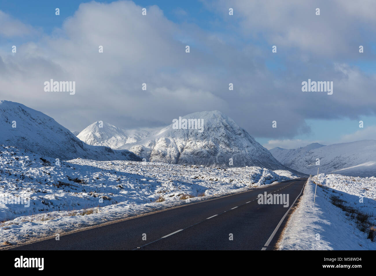 L'A82, alors qu'il passe l'emblématique montagne Buachaille Etive Mor (le Berger de Etive) dans la région de Glencoe, Ecosse, Royaume-Uni Banque D'Images