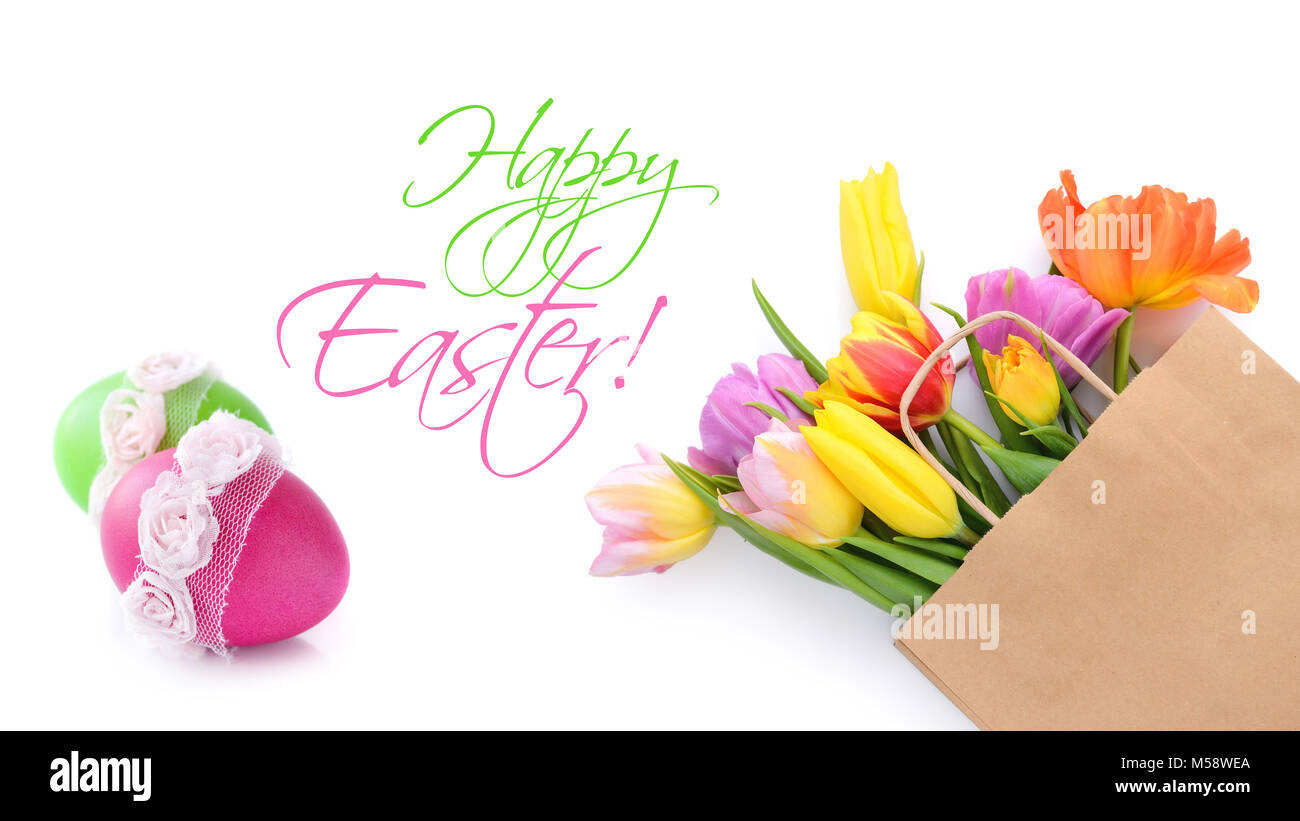 Fleurs de tulipes colorées frais en sac de papier sur fond blanc Banque D'Images