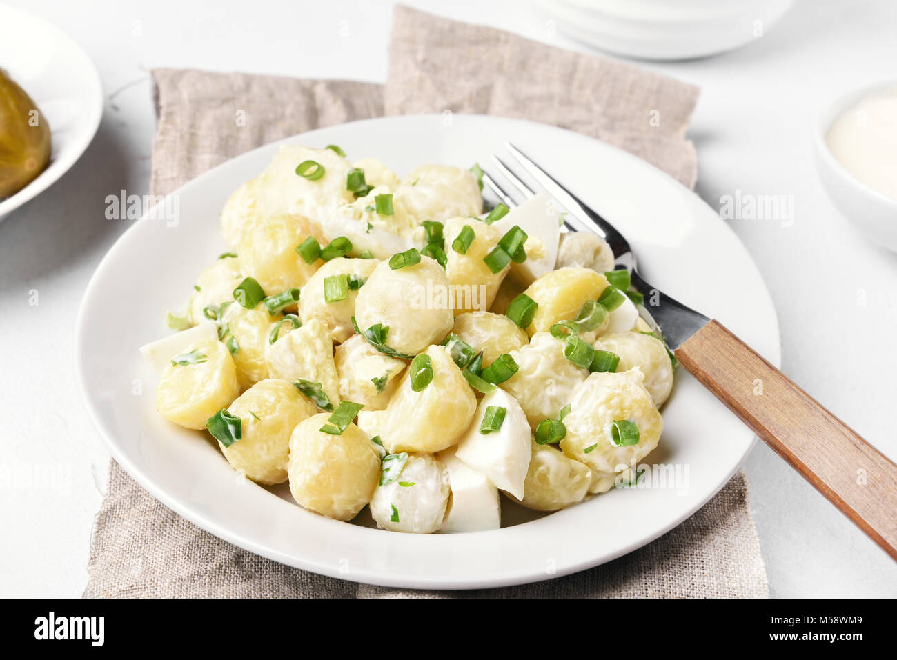 Salade de pommes de terre avec les oeufs et l'oignon vert, vinaigrette avec du yaourt. Vue rapprochée Banque D'Images