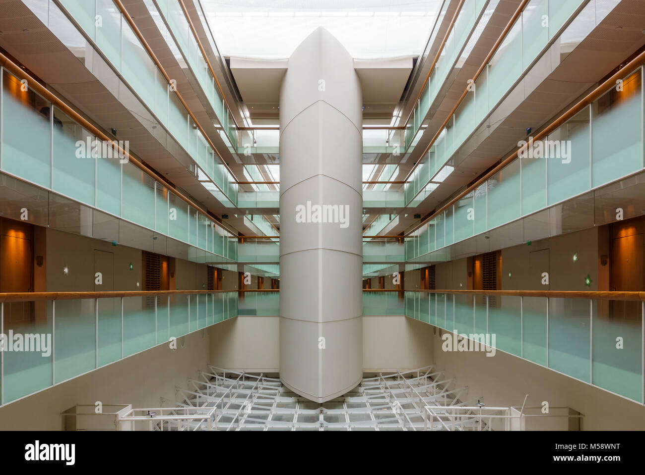 ROISSY, FRANCE - CIRCA NOVEMBRE 2017 : coup de l'intérieur de l'hôtel Sheraton Paris Airport Hotel & Conference Centre. Banque D'Images