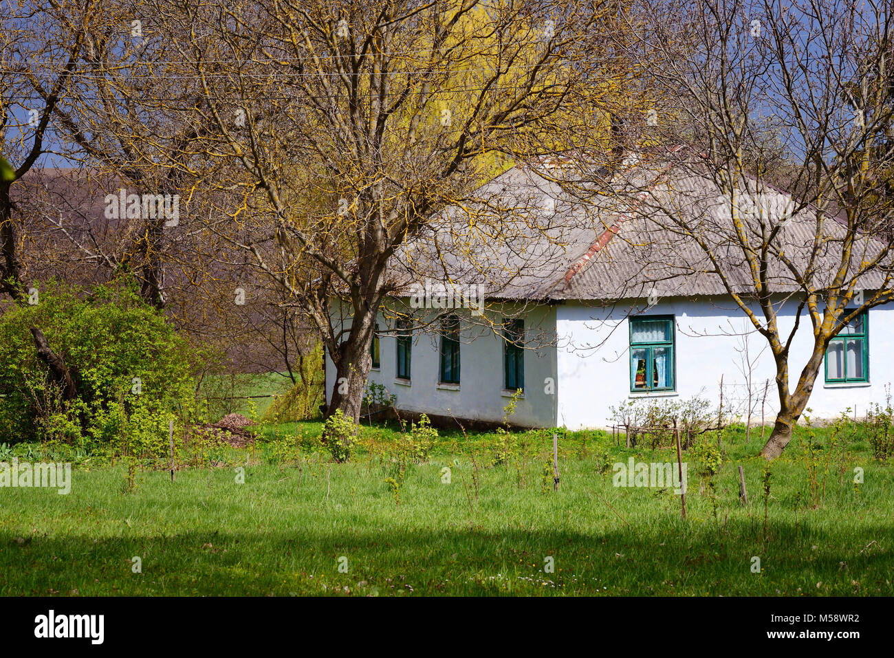 Ukrainien traditionnel ancien gite rural dans la lumière du soleil de source Banque D'Images