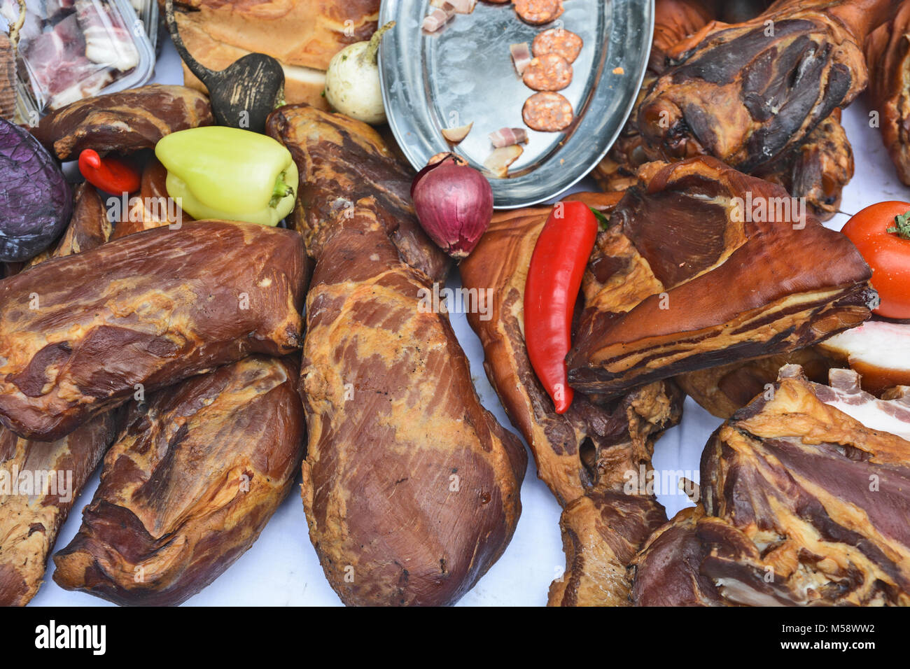 Plusieurs produits de viande séchée exposées à la vue et la dégustation avant la vente. Banque D'Images