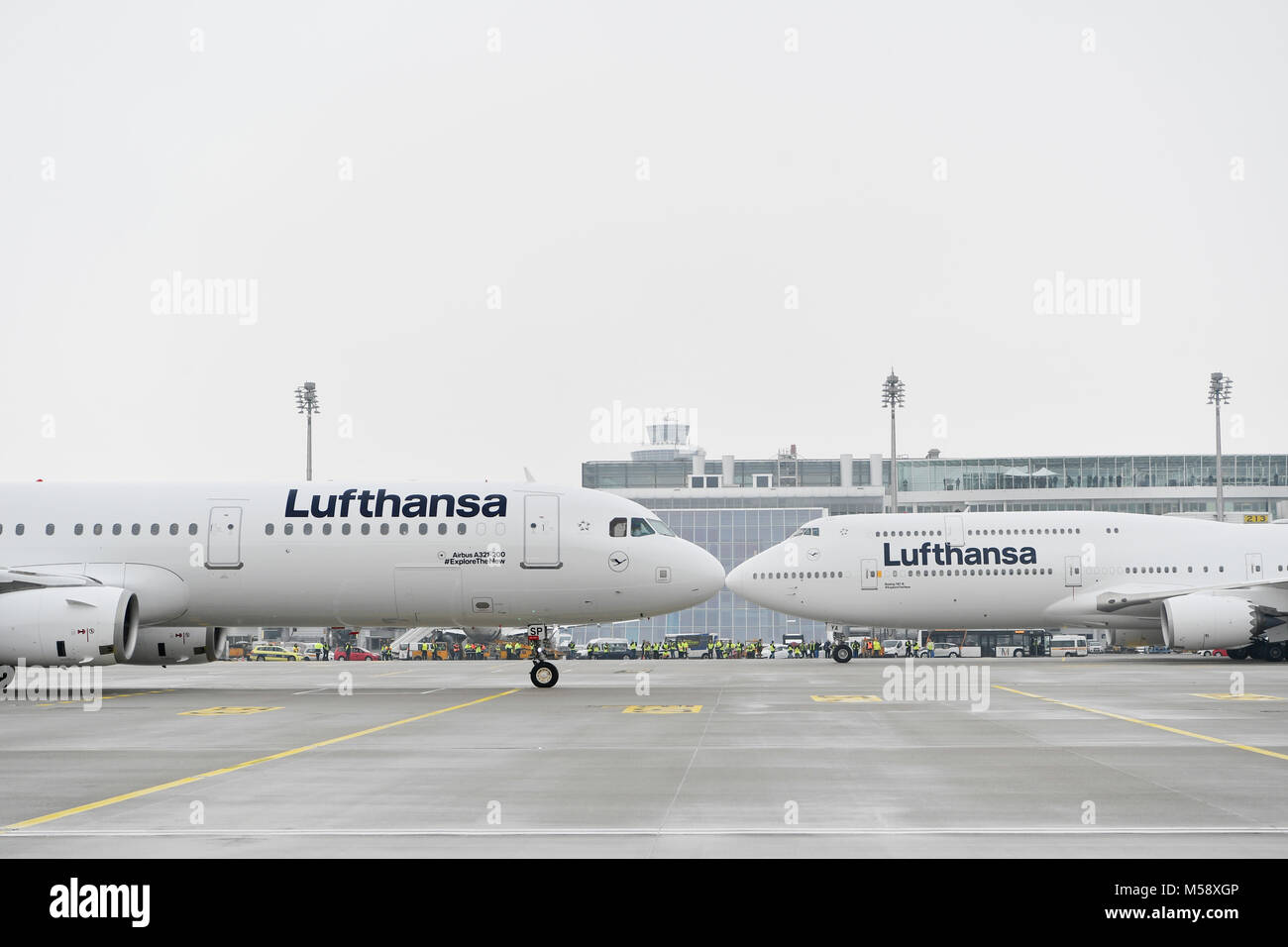 Lufthansa nouvelles couleurs, nouvelle marque, Boeing, B747-800, Airbus, A321,kiss, nez à nez, hiver, neige, Terminal 1, Terminal 2, tour, l'aéroport de Munich, Banque D'Images