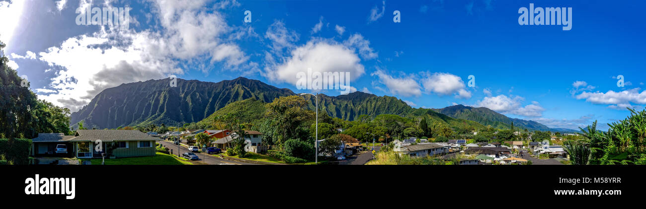 Vue panoramique d'un petit village près de montagnes dans l'est Oahu Hawaii Banque D'Images
