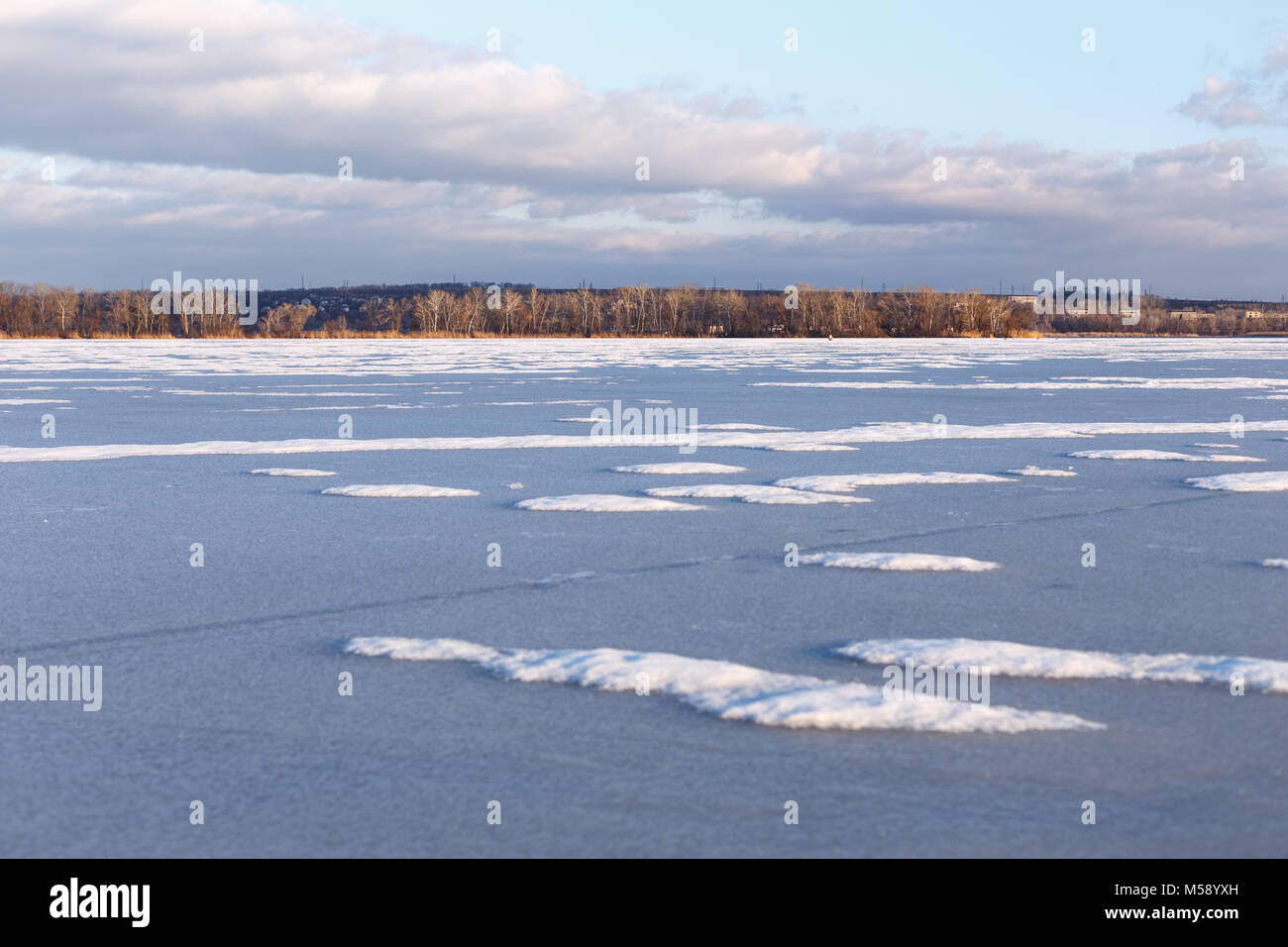 Frozen river hiver neige paysage avec des îles, Banque D'Images