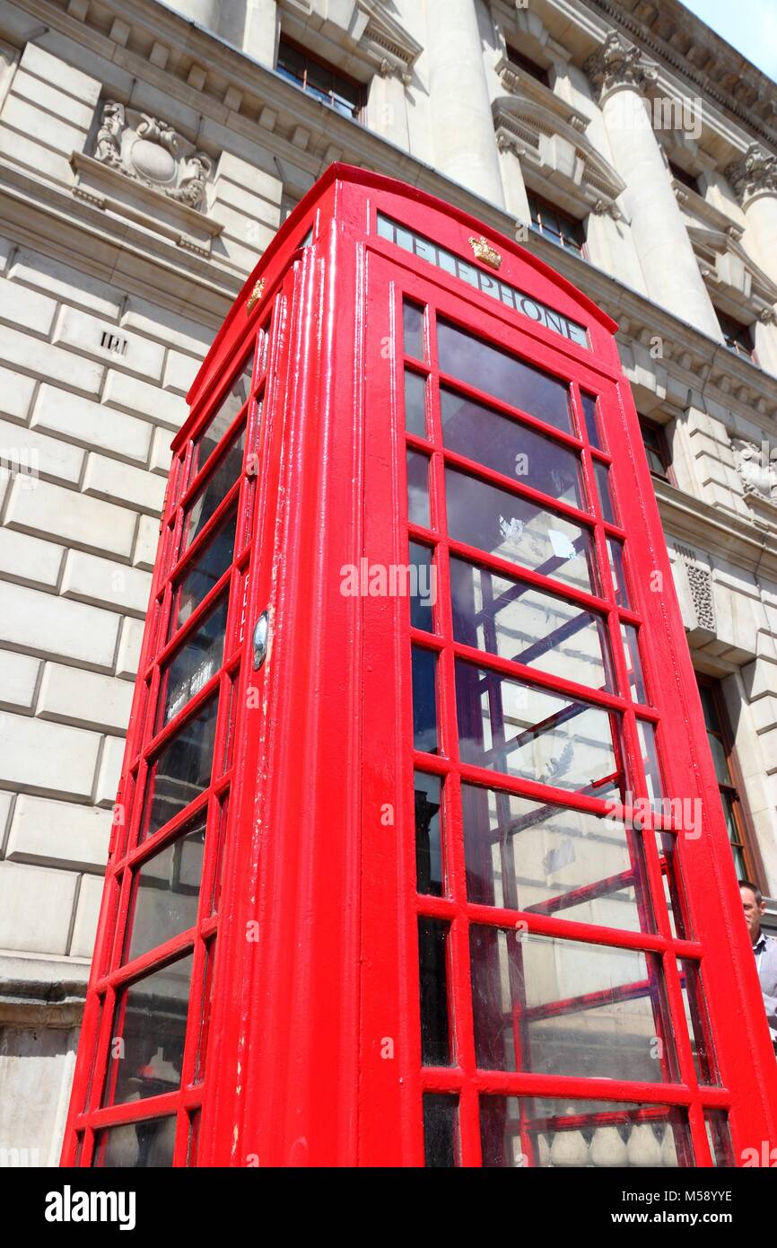 Londres, Royaume-Uni - Cabine téléphonique rouge typique de l'Angleterre Banque D'Images