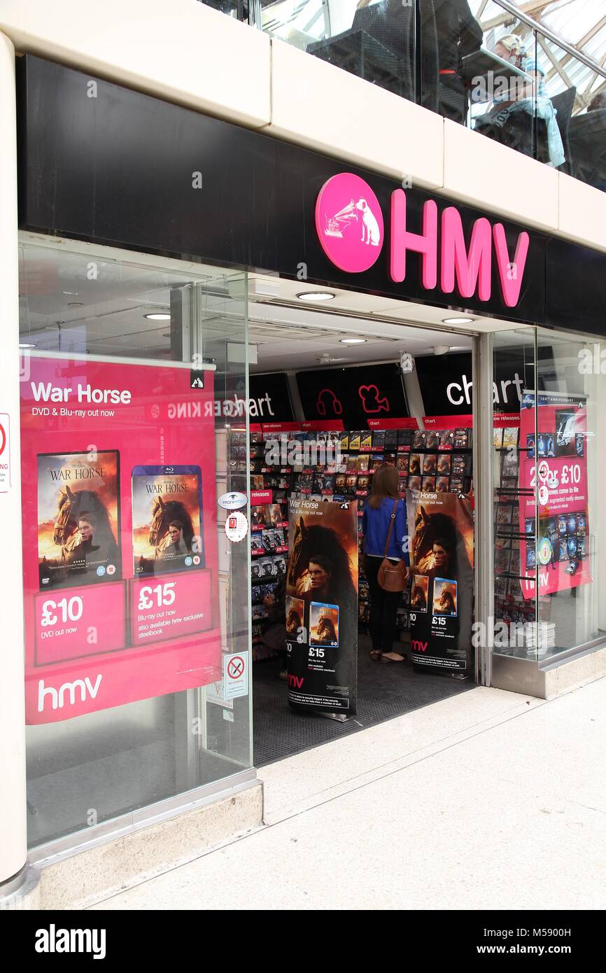 Londres - le 14 mai : boutiques de HMV client le 14 mai 2012 à Londres. En janvier 2013 les 92 ans de l'entreprise de détail en raison de l'administration saisie financ Banque D'Images