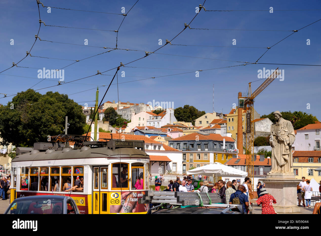 Rues du quartier Alfama, tramway à Lisbonne, Portugal Banque D'Images