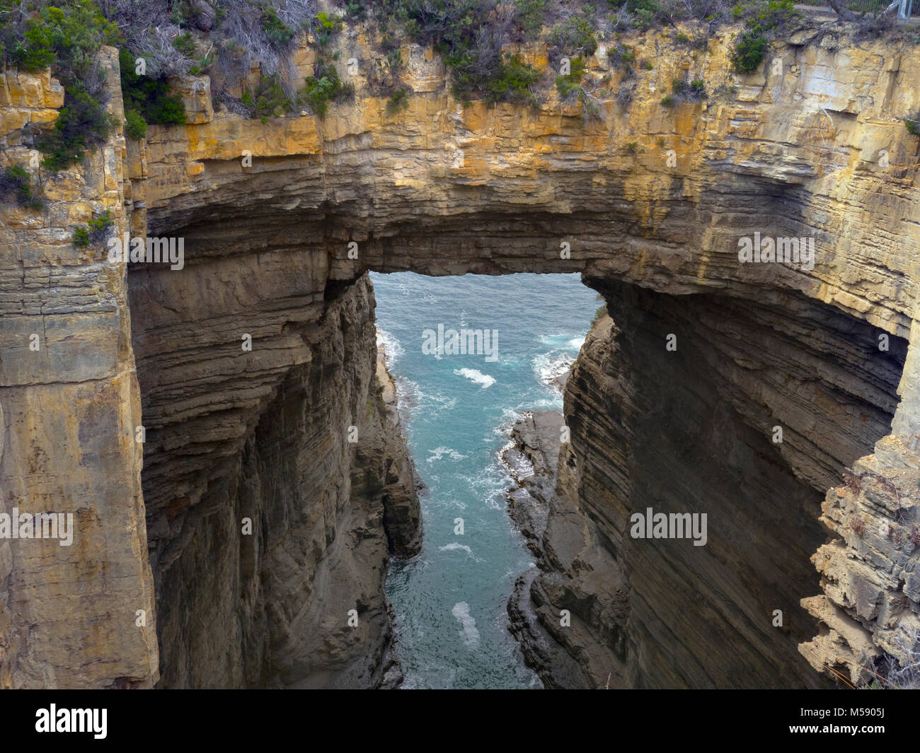 Tasman Arch formations géologiques inhabituelles Tasman National Park en Australie. Banque D'Images