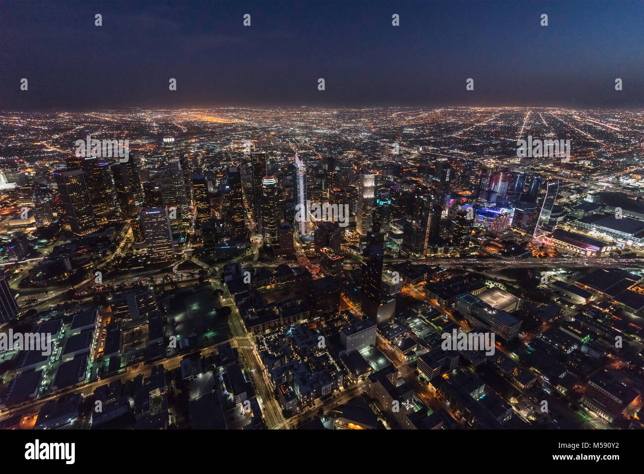 Los Angeles, Californie, USA - 11 Février 2018 : Vue aérienne de nuit sur le centre-ville de Tours et de rues dans le sud de la Californie. Banque D'Images