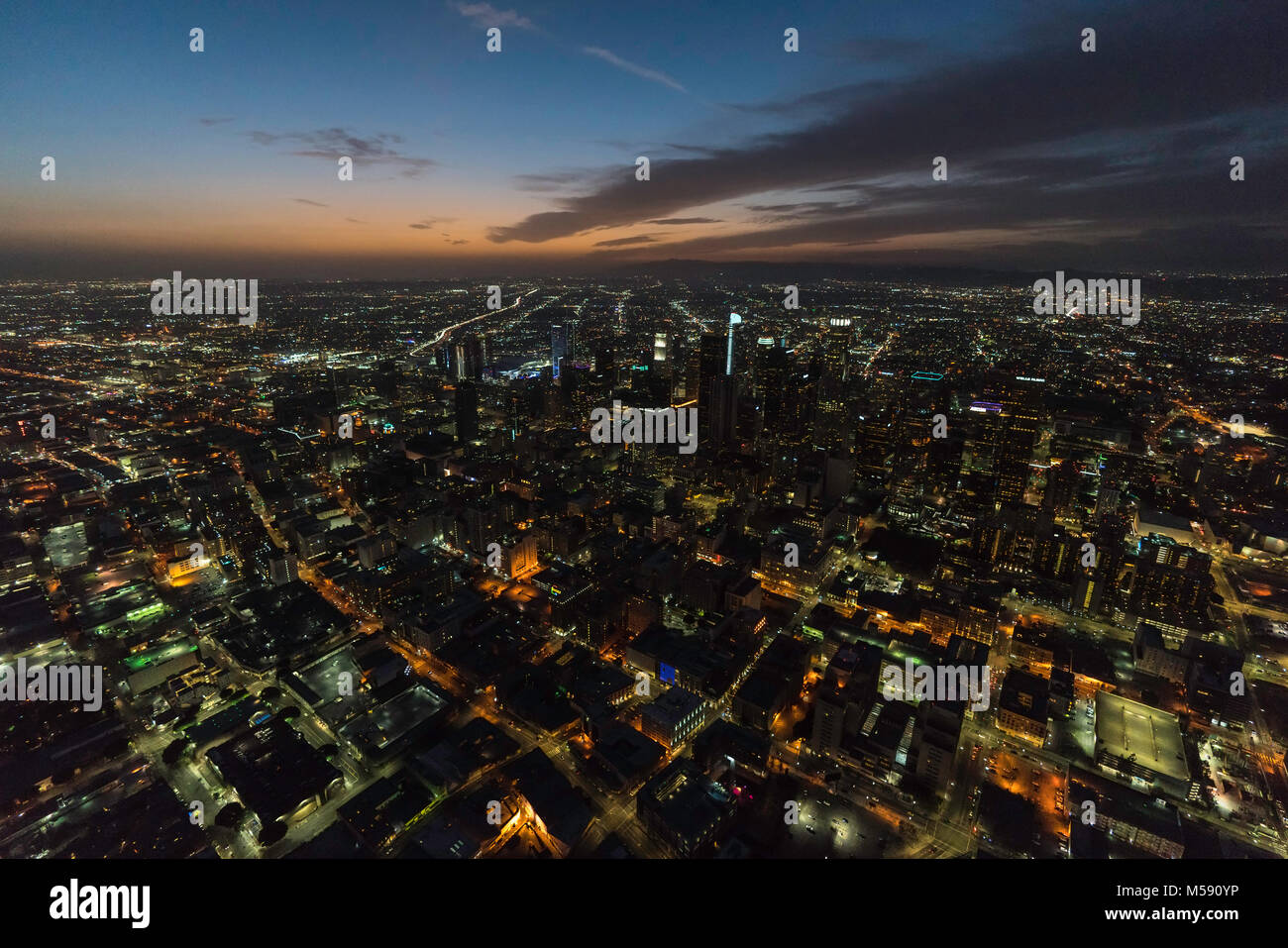 Los Angeles, Californie, USA - 11 Février 2018 : nuit vue aérienne du centre-ville dans les rues et bâtiments dans le sud de la Californie. Banque D'Images
