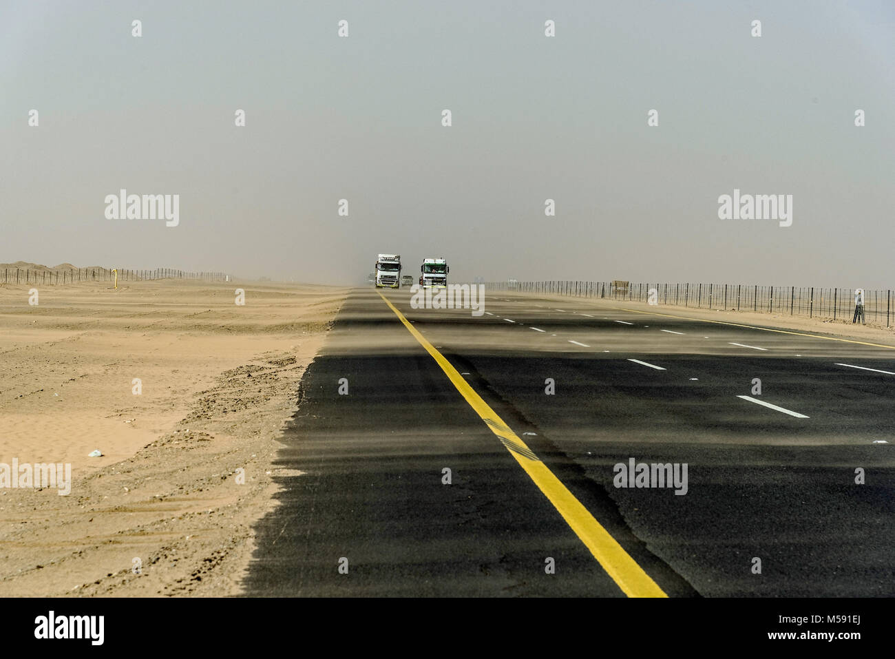 Le sable en travers de l'autoroute à Riyad du Taif. Le vent et le sable ralentissant le trafic sur certains tronçons de l'autoroute à Taïf Riyadh. Banque D'Images