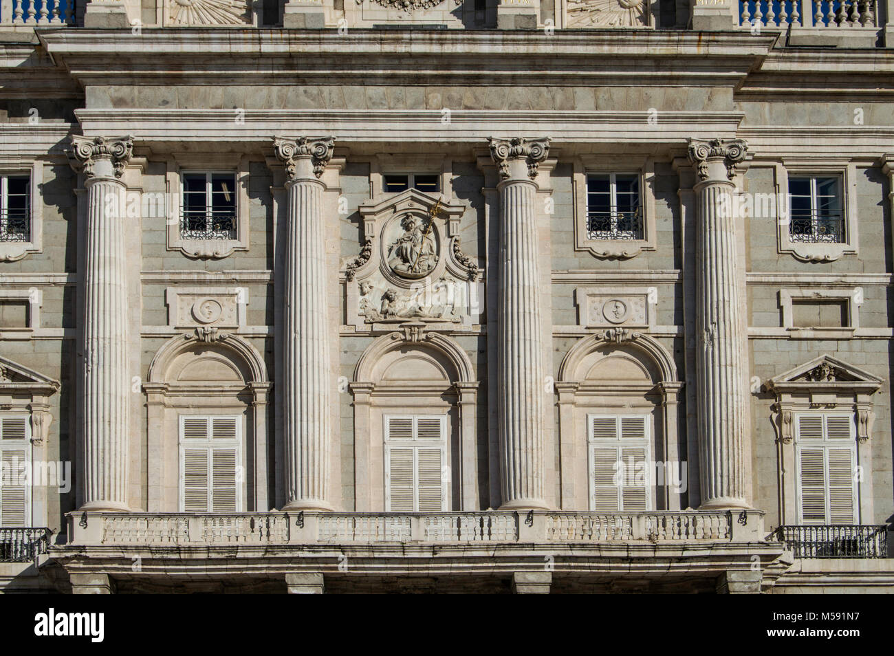 Balcon de style baroque avec trois portes et un arc en plein cintre et quatre colonnes cannelées, balustrade et médaillon avec chiffres de secours. Banque D'Images