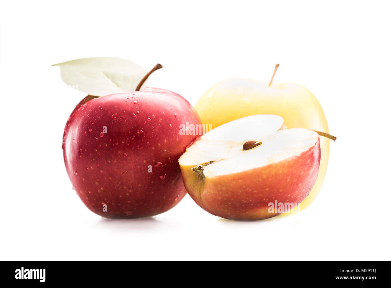 Vue en gros de produits frais et pommes mûres isolated on white Banque D'Images