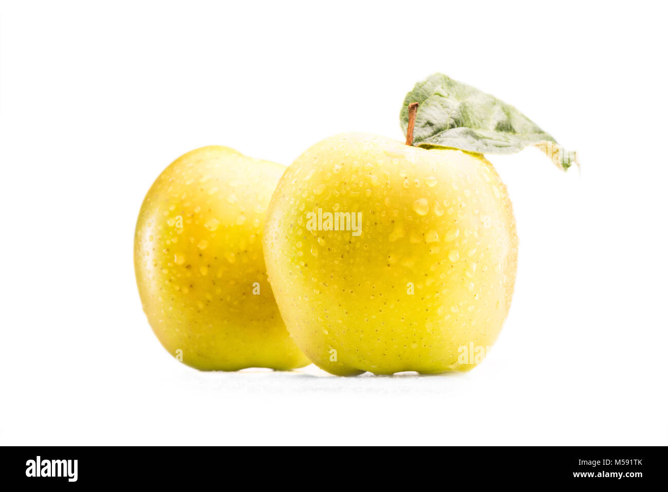 Vue en gros de produits frais et pommes mûres avec de l'eau gouttes isolated on white Banque D'Images