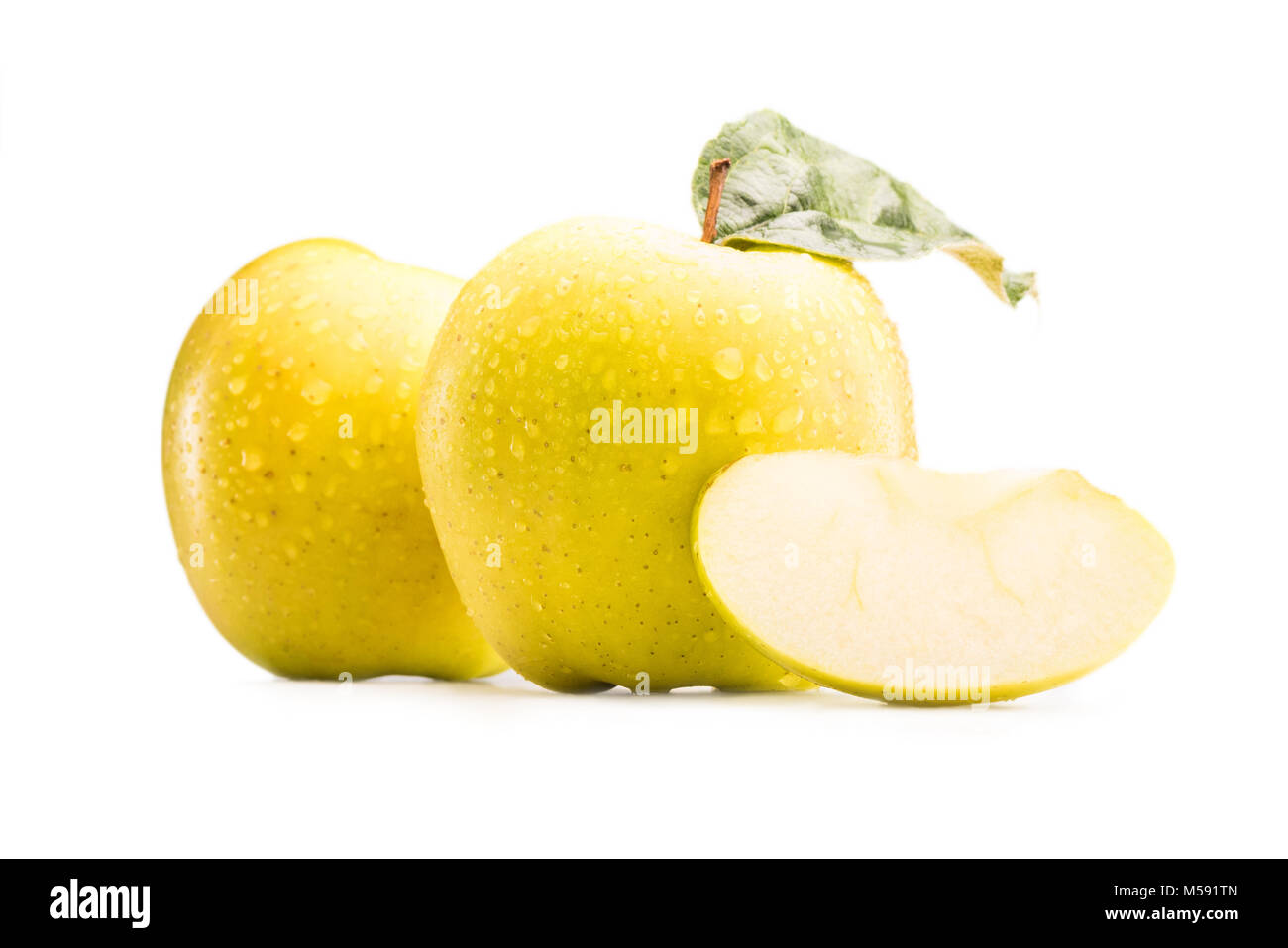 Vue en gros de produits frais et pommes mûres isolated on white Banque D'Images