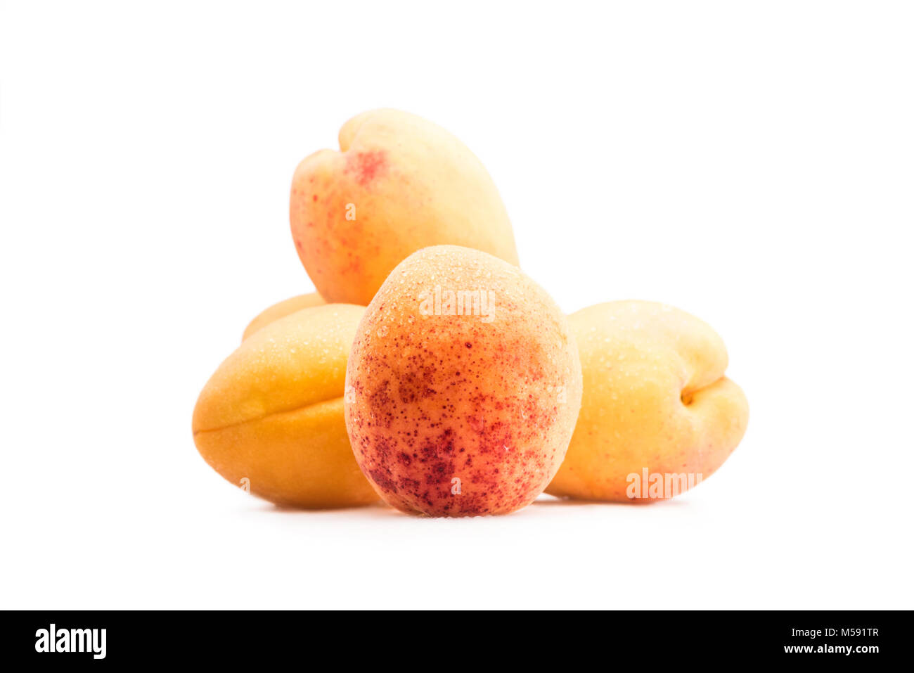 Vue rapprochée de l'abricot sucré frais isolated on white Banque D'Images