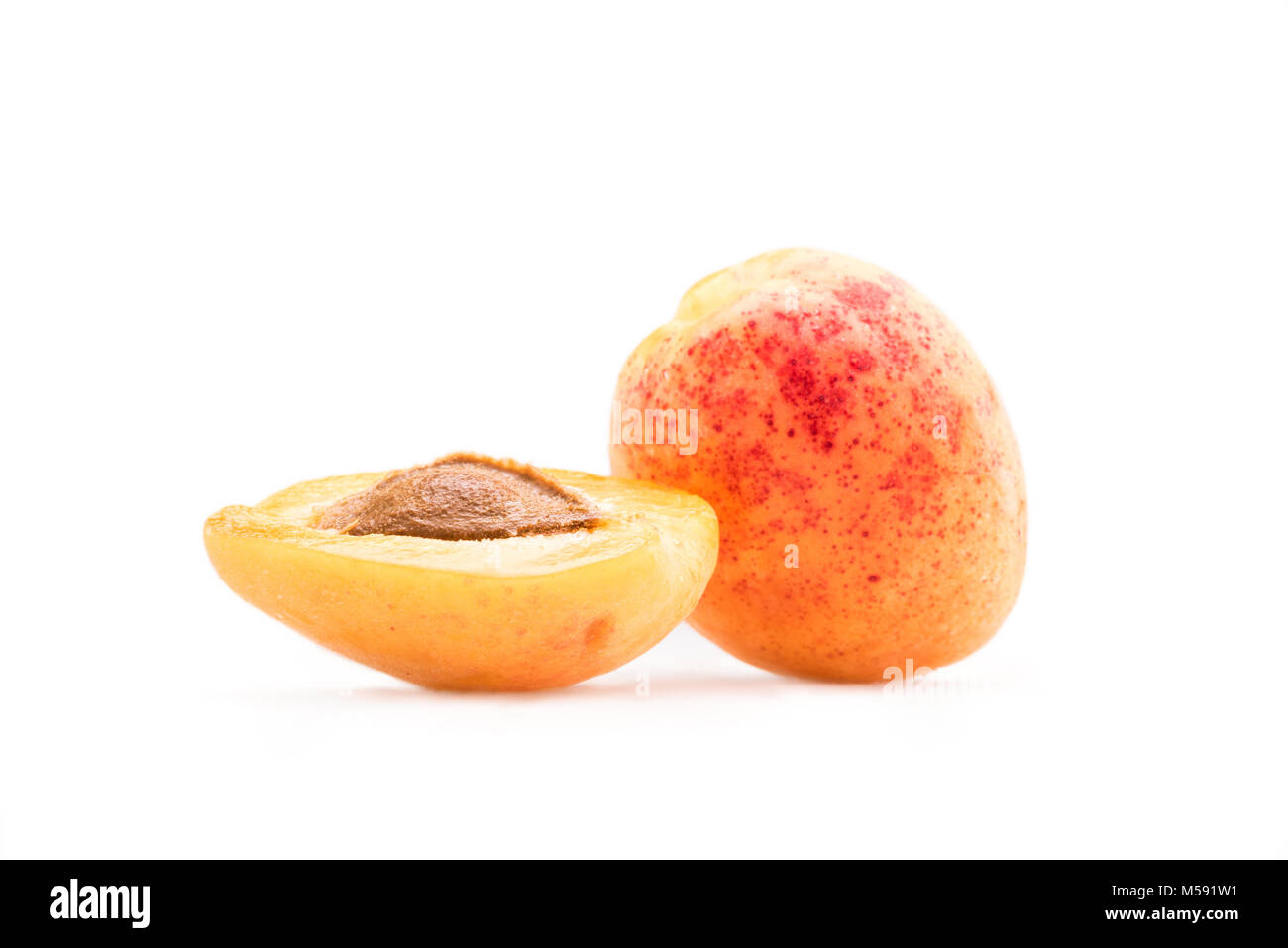 Vue rapprochée de l'abricot sucré frais isolated on white Banque D'Images