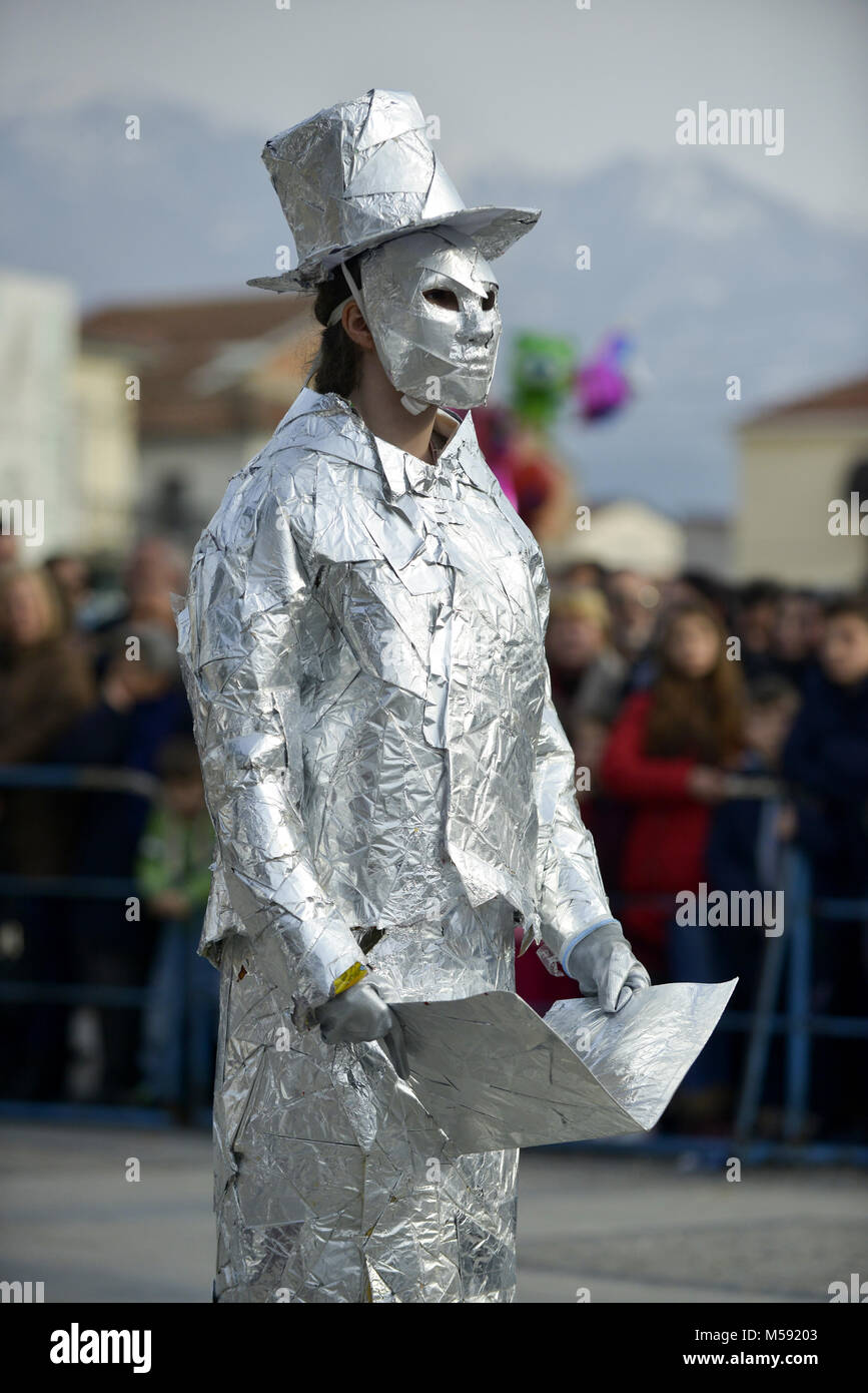 Homme méconnaissable enveloppé de papier aluminium, holding book Photo  Stock - Alamy
