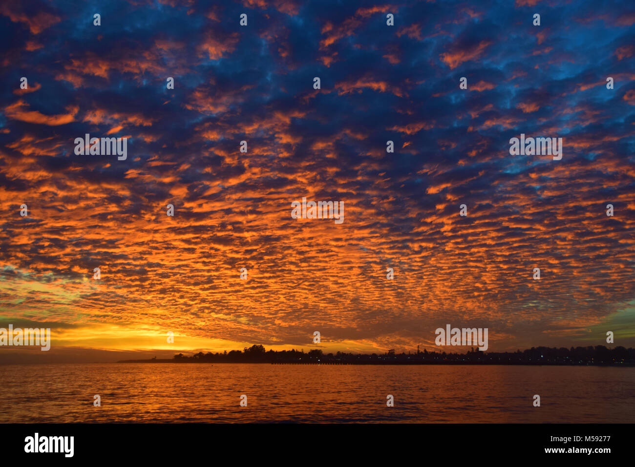 Coucher de soleil sur la baie de Monterey sur la côte de Californie Banque D'Images