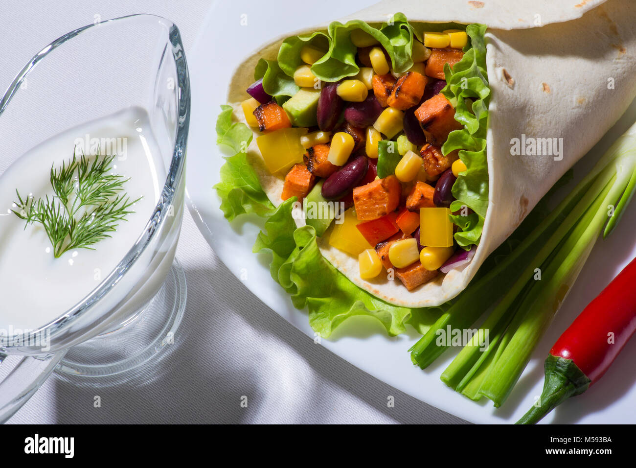 Burrito avec légumes grillés - à partir de matières premières alimentaires cuisine traditionnelle mexicaine Banque D'Images