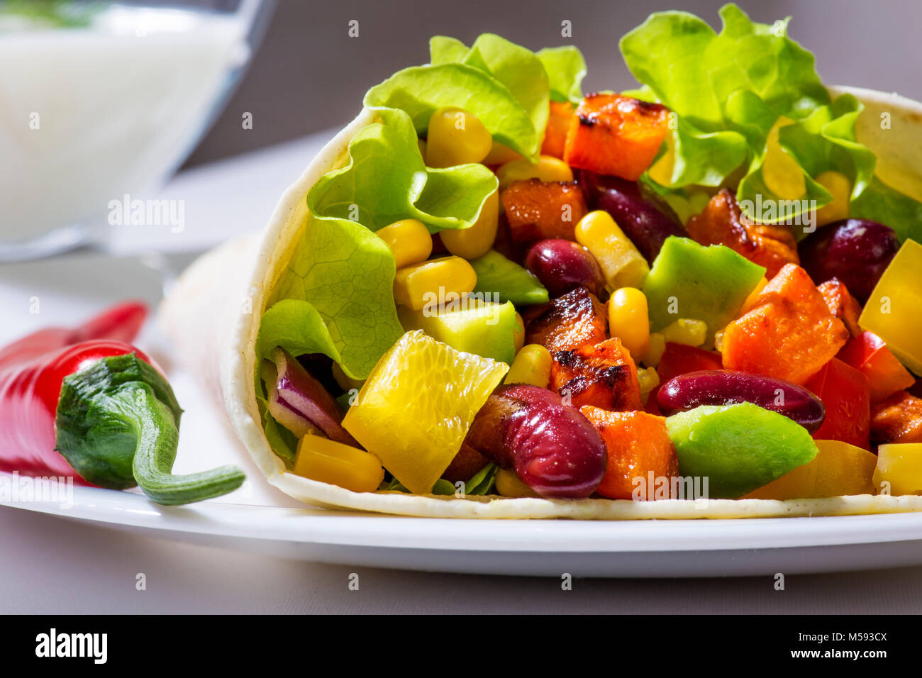 Burrito avec légumes grillés - à partir de matières premières alimentaires cuisine traditionnelle mexicaine Banque D'Images