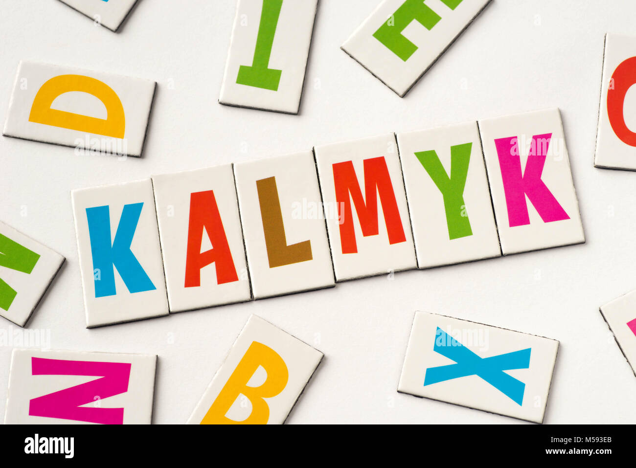Mot de kalmouk lettres colorées sur fond blanc Banque D'Images