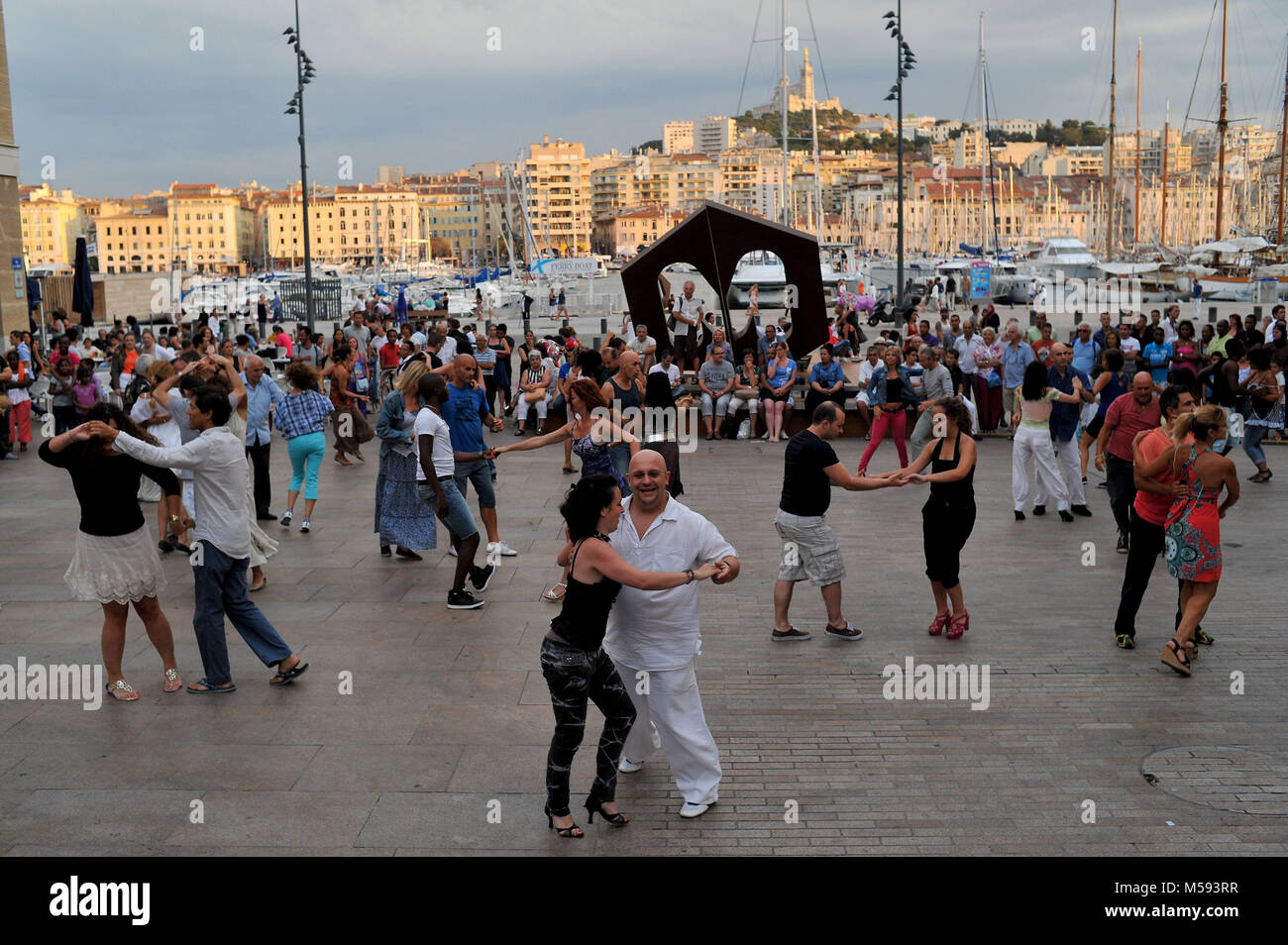 Marseille, France. Leçon de danse, Vieux Port. Banque D'Images