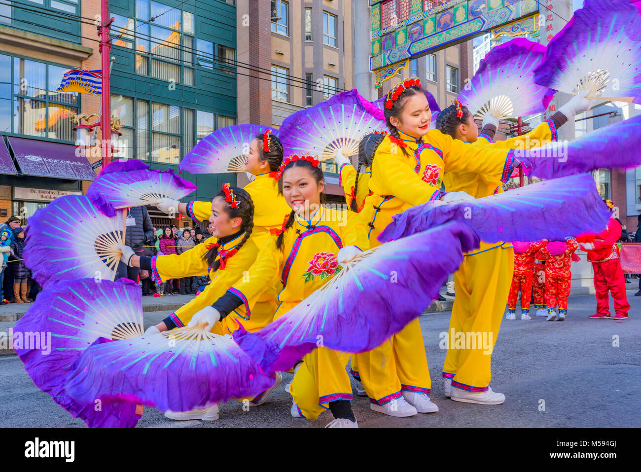 Les danseurs du ventilateur à la Parade du Nouvel An lunaire chinois, Chinatown, Vancouver, Colombie-Britannique, Canada. Banque D'Images