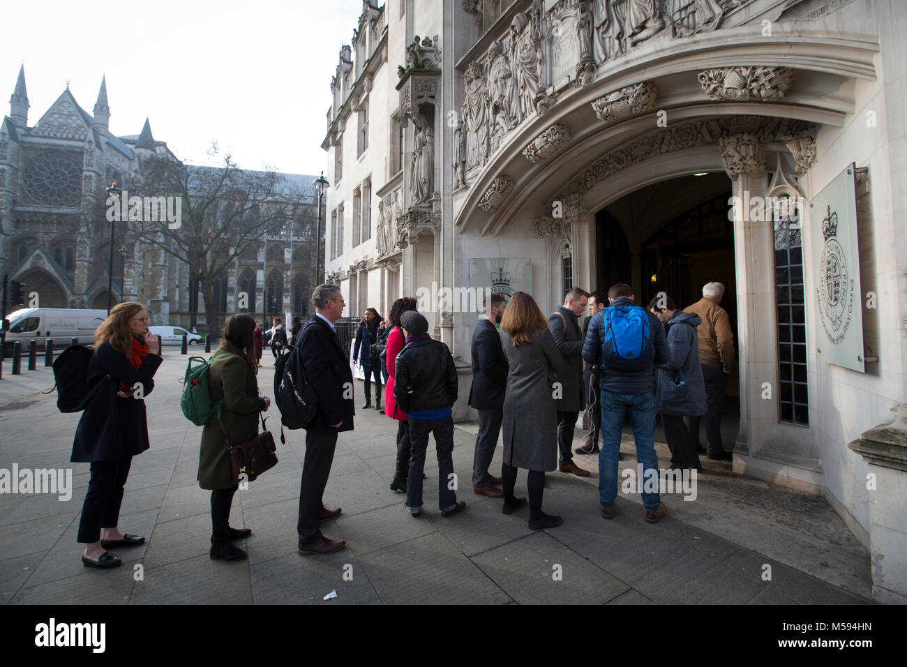 Les gens queue devant la Cour suprême de Londres, la place du Parlement, la cour d'appel finale pour les affaires civiles et des affaires criminelles à l'UK Banque D'Images