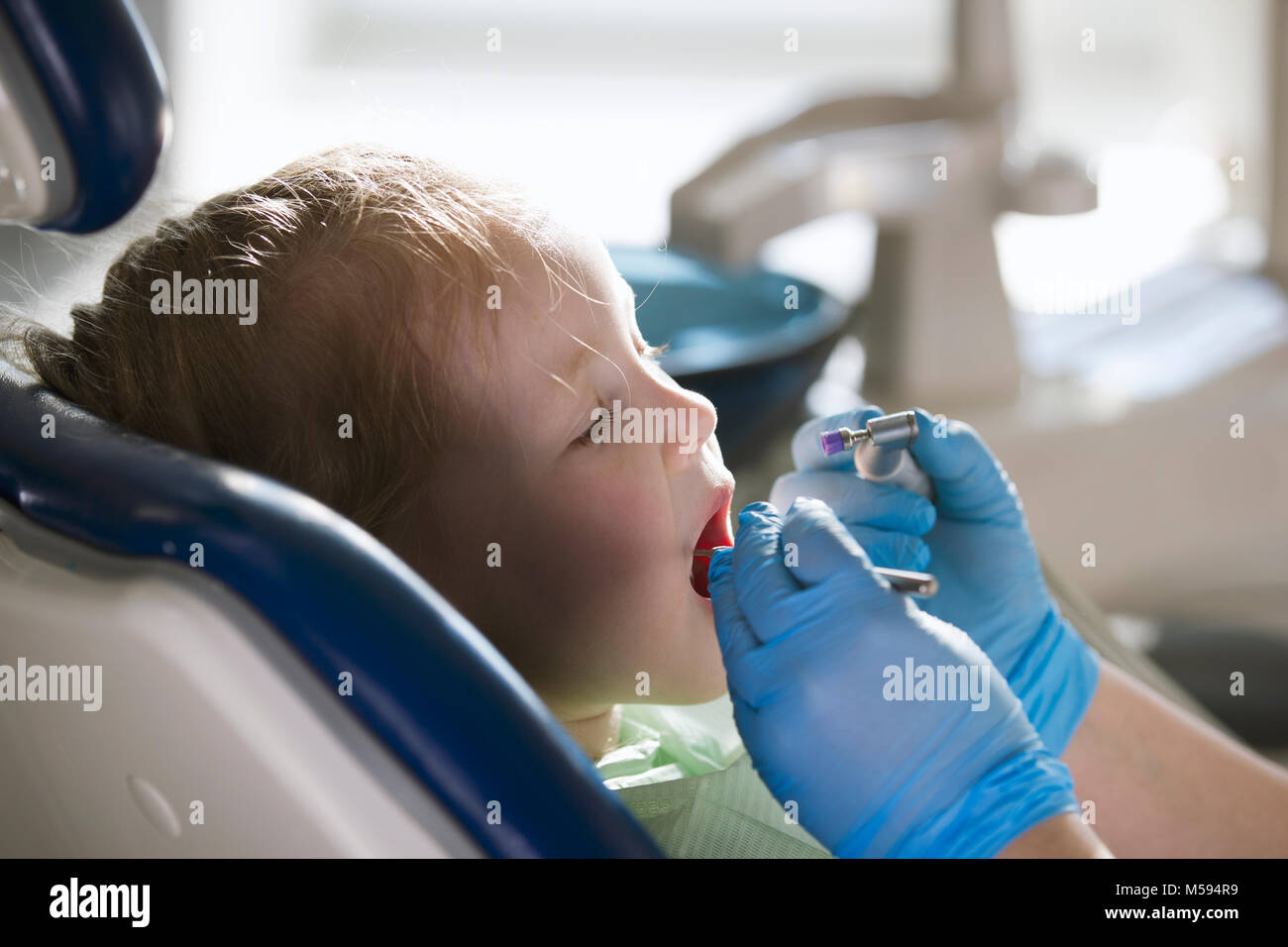 Fille à la réception chez le dentiste, l'stomatologist effectuer la procédure de nettoyage Banque D'Images