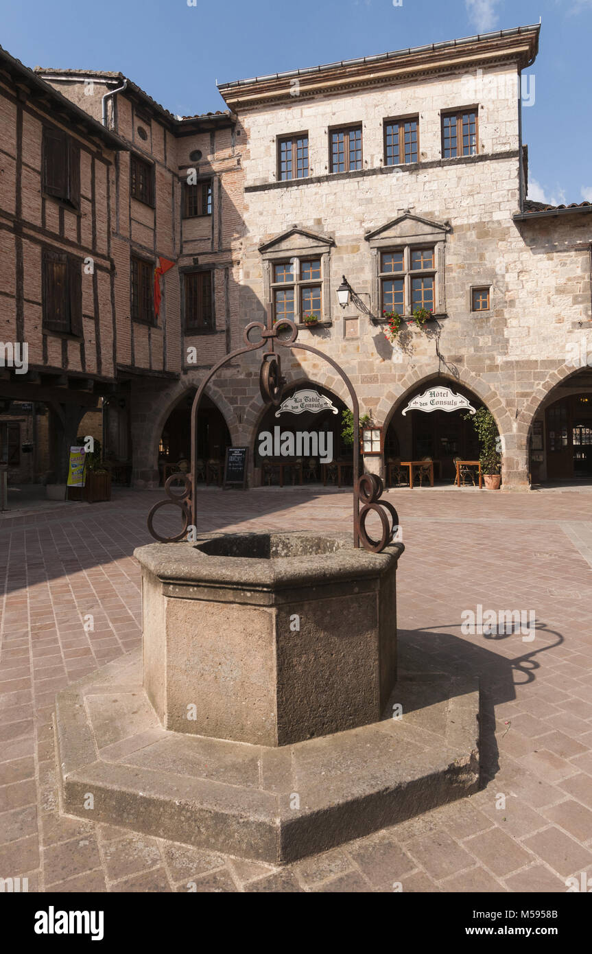 Elk225-1434v France, Tarn, Castelnau de Montmiral, place des Arcades Banque D'Images