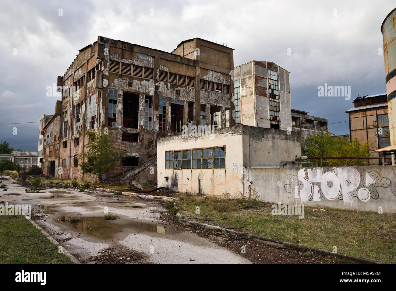 Abandoned industrial zone Banque de photographies et d'images à haute  résolution - Alamy