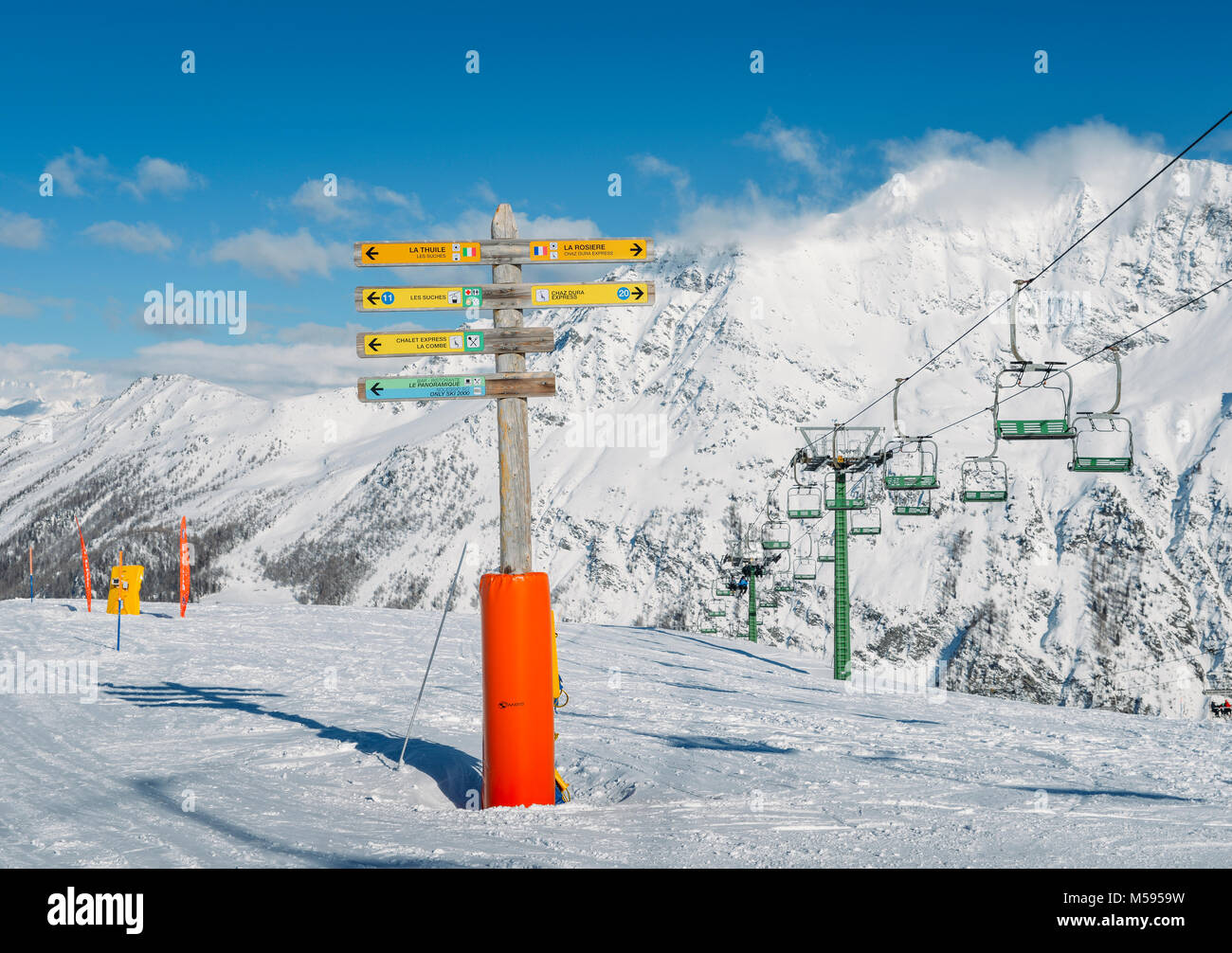 Panneau dans la station de ski de La Thuile, pointant vers différentes pistes y compris à la station française de la rosiere Banque D'Images