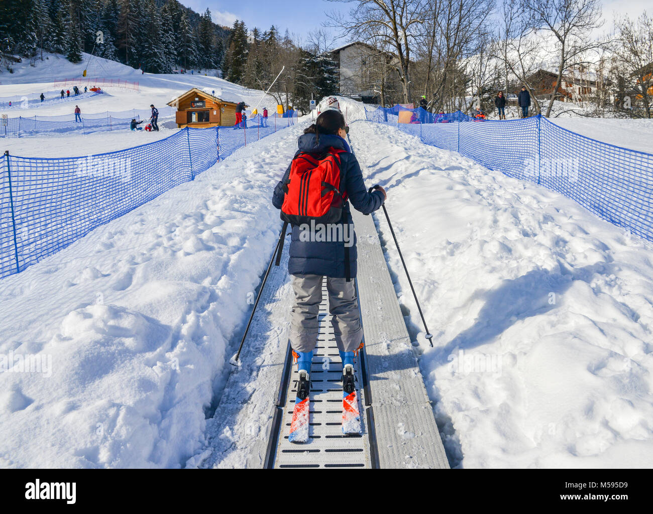 La Thuile, Italie - Février 18, 2018 : Montant tapis roulant pour les  débutants un terme pour les enfants et les parents dans station de ski avec  des montagnes en arrière-plan Photo Stock - Alamy