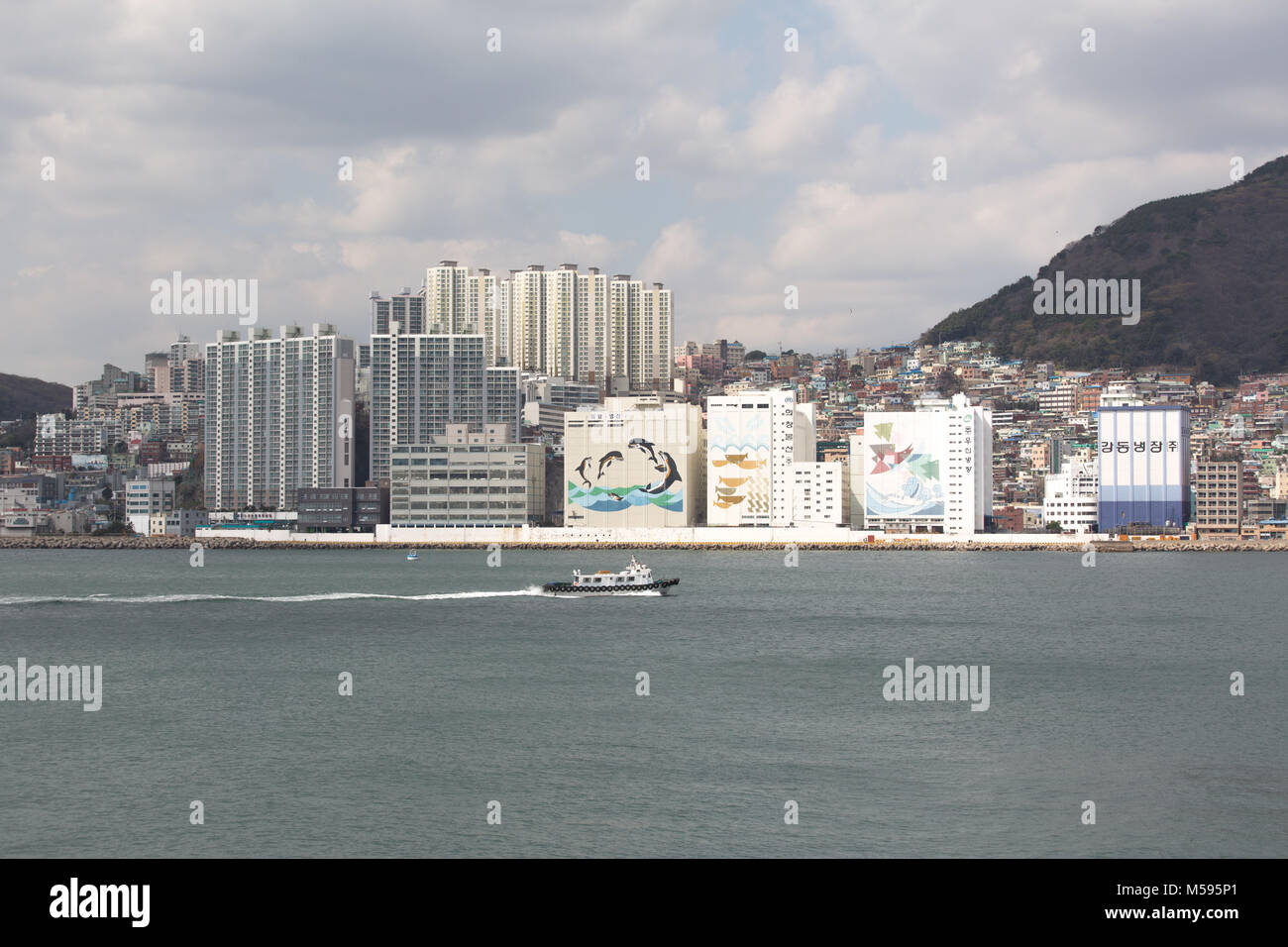 Busan, Corée du Sud - Mars 24th, 2016 : Busan, vue de la mer sur une ville Banque D'Images